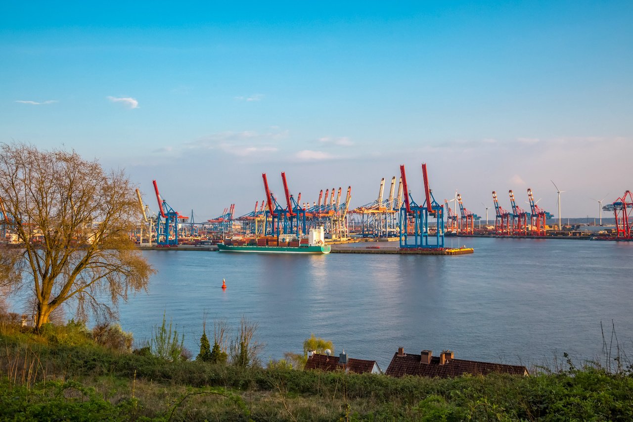 Aussicht auf Hafenkräne im Hamburger Hafen