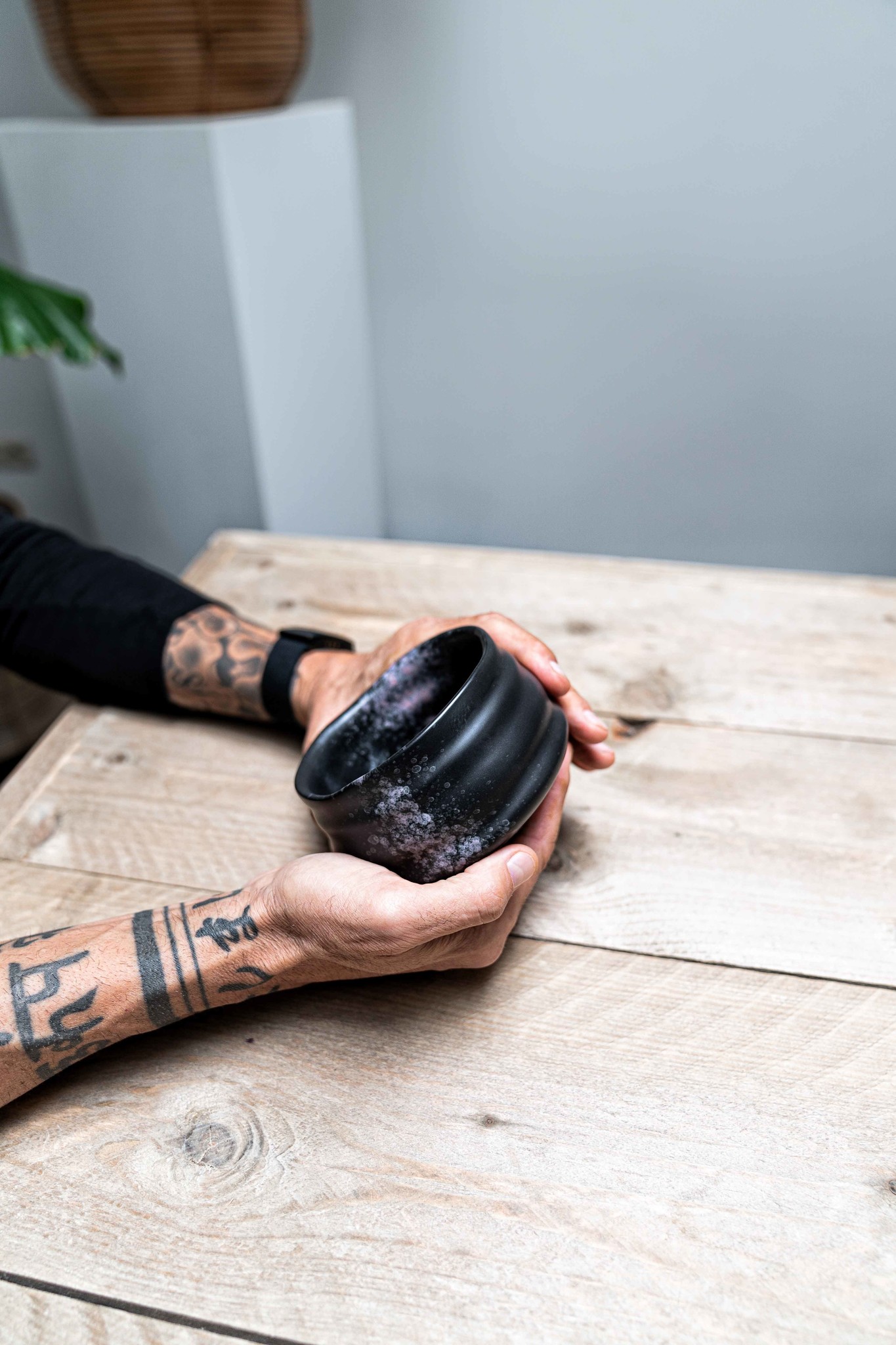 Porcelain Matcha bowl - ribble matt black/rose