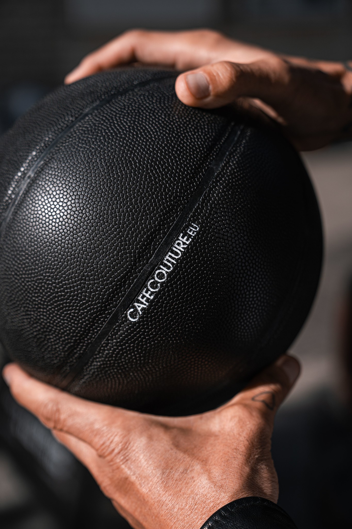 Nothing beats Love basketbal (black - semi leather)