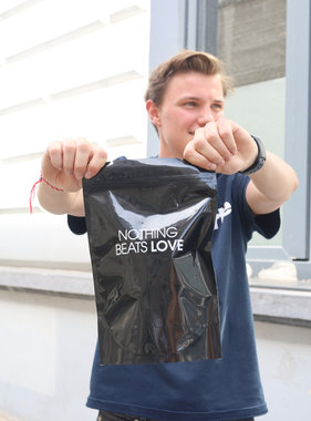 Gift bag 'Nothing beats love' small