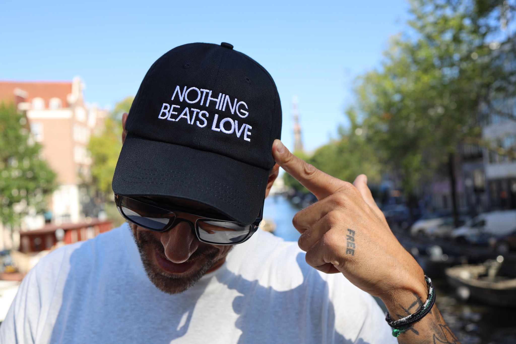 Nothing beats love cap (zwart)