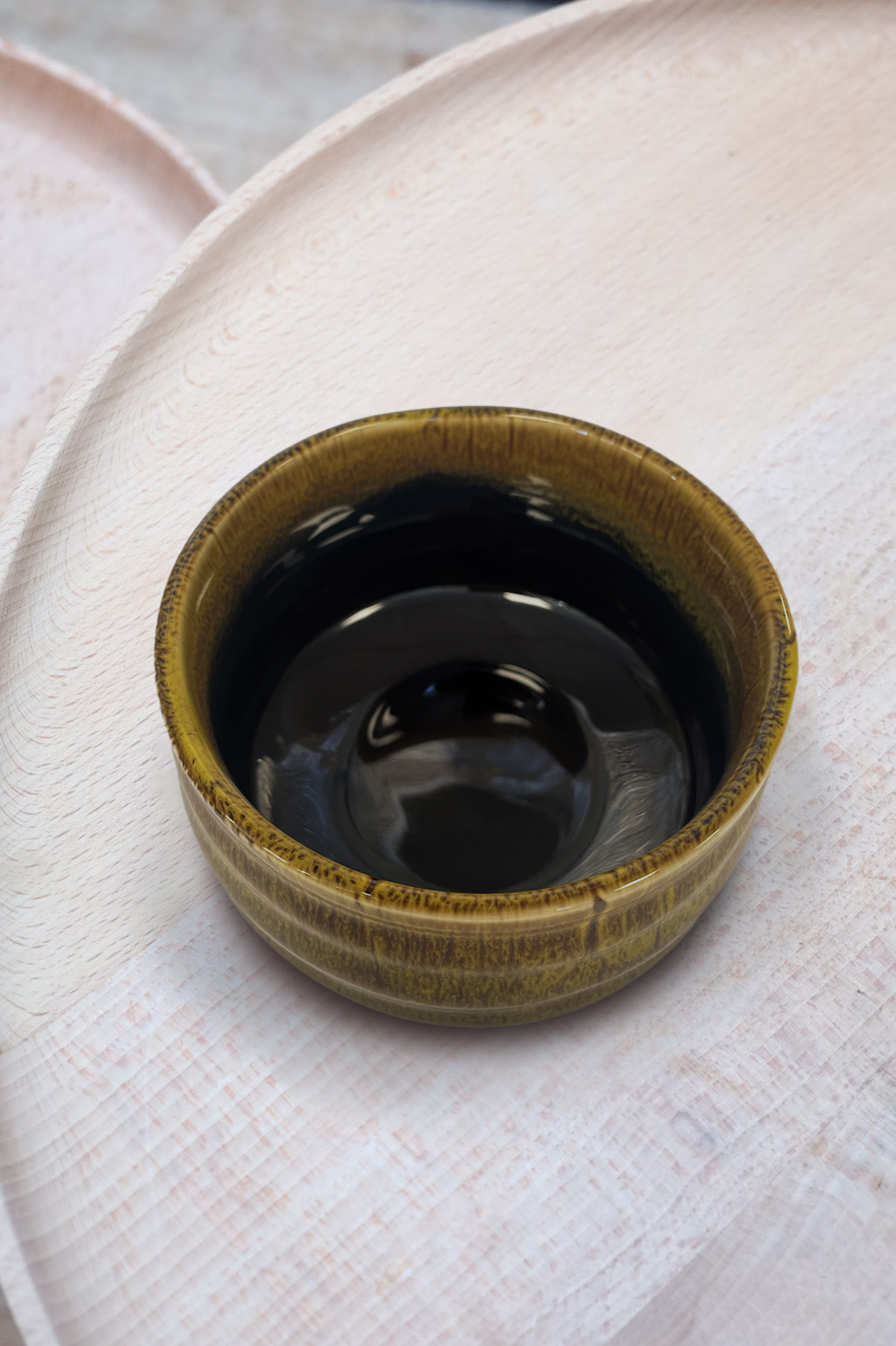 Matcha bowl & whisk holder - art shiny brown