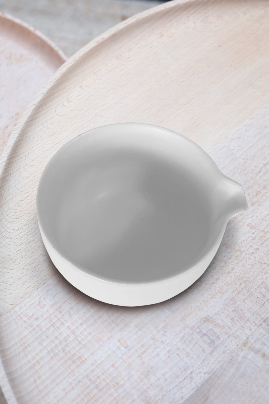 Matcha latte spout bowl - white (round - porcelain)
