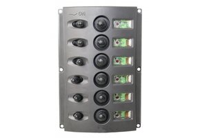 Schakelpaneel met 6 tuimelschakelaars en 6 stroomonderbrekers (3x aan-uit 10A en 3x aan-uit 5A)