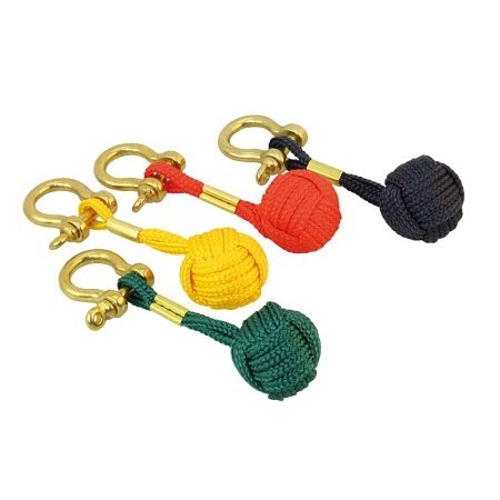 Sleutelhanger apenvuist met messing harpsluiting