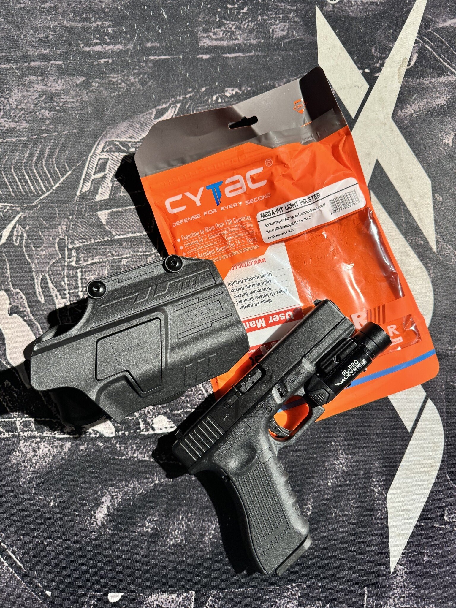 Mega Fit Universal Holster Pistol + Light (Right) (Black)