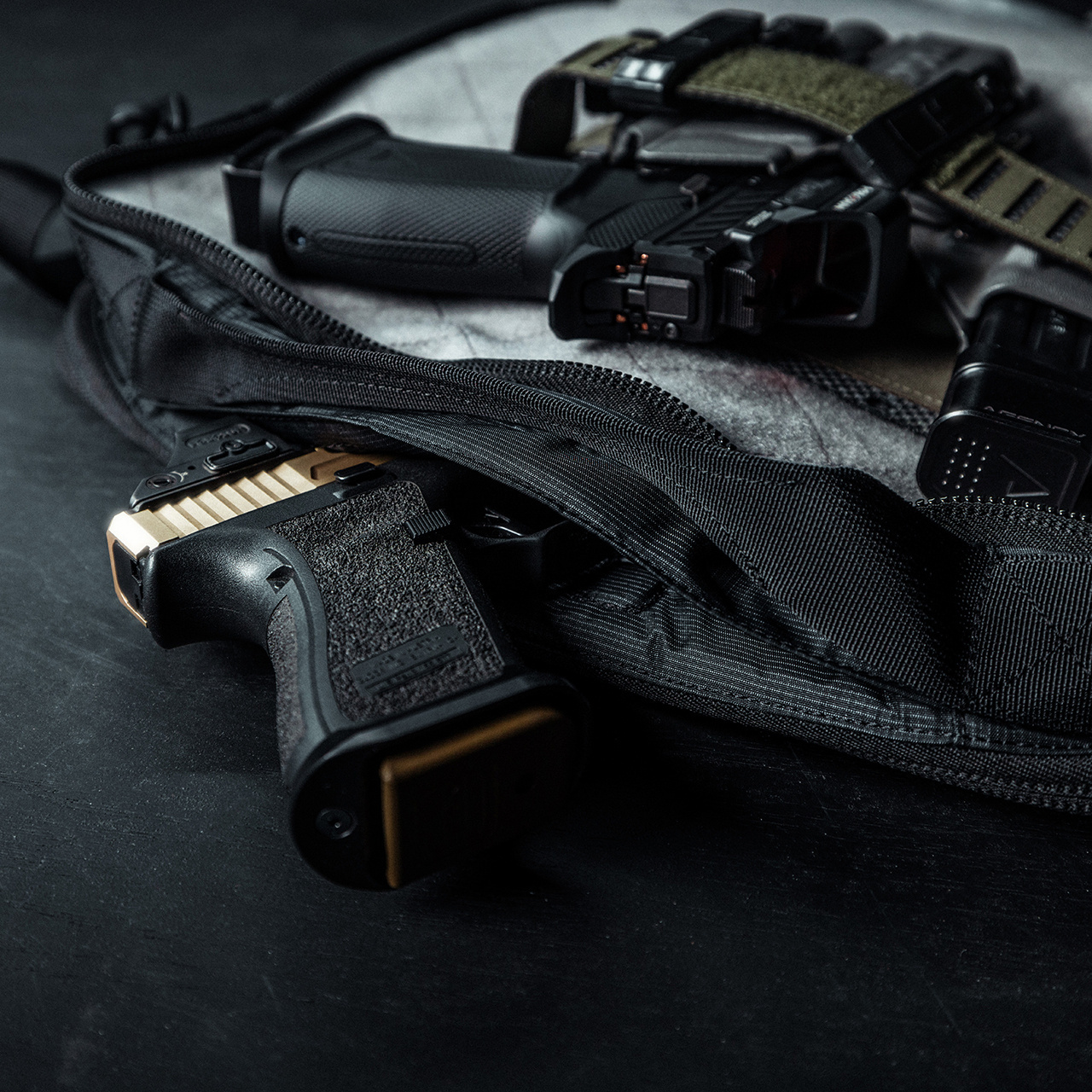 Fade Brief Shoulder Bag (Black)