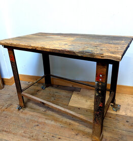 Stoer en sober sidetable