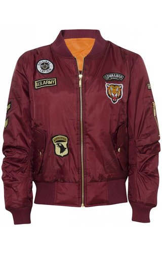 Rood Bomberjack Met Emblemen Rood Bomberjack Met Emblemen
