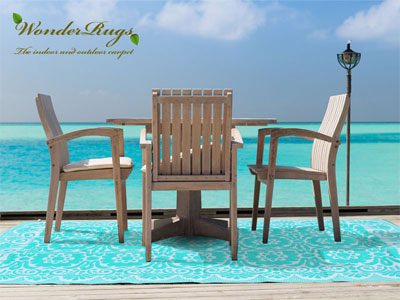 Zee groen buitenkleed met tuinset aan de zee