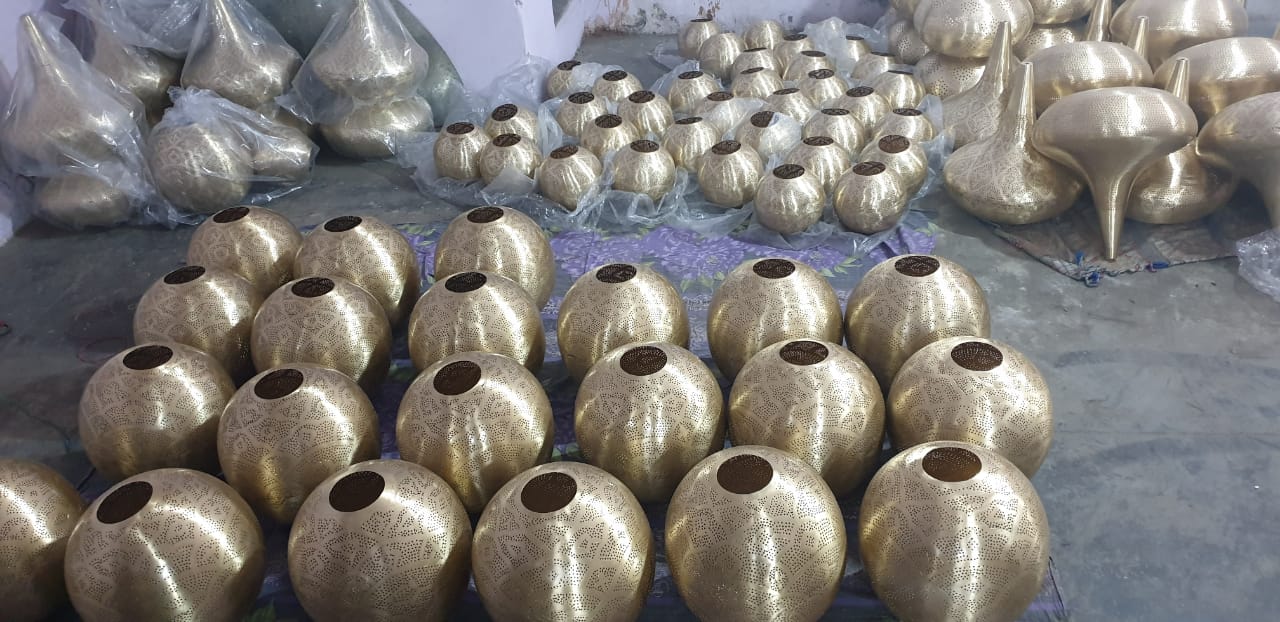 werkplaats waar de filigrain lampen worden gemaakt