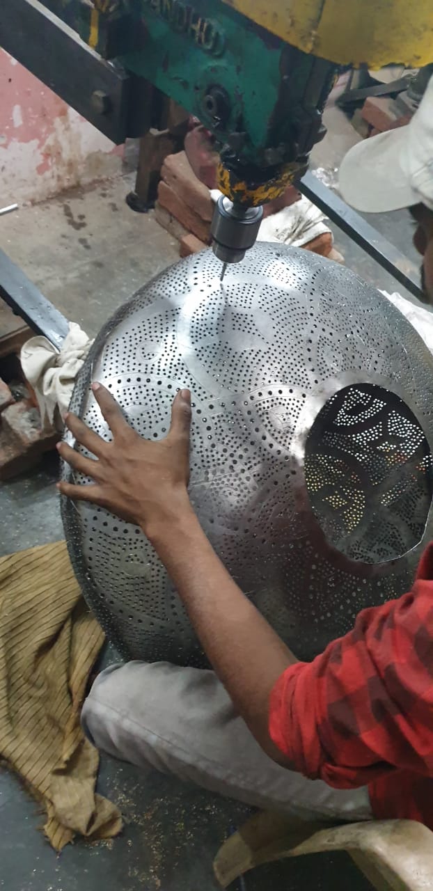 Het maken van het patroon in een filigrain hanglamp ufo model