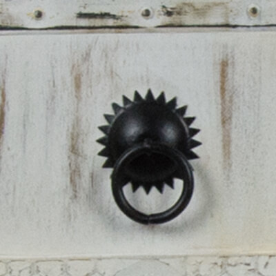 Close up mat zwarte deurkloppers