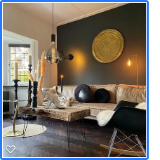 Oosterse schaal aan de wand in de kamer