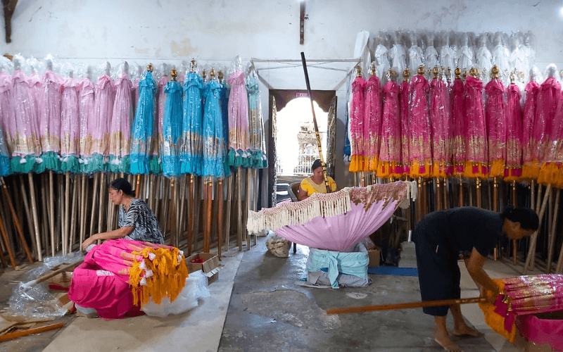 Parasols worden gemaakt op Bali