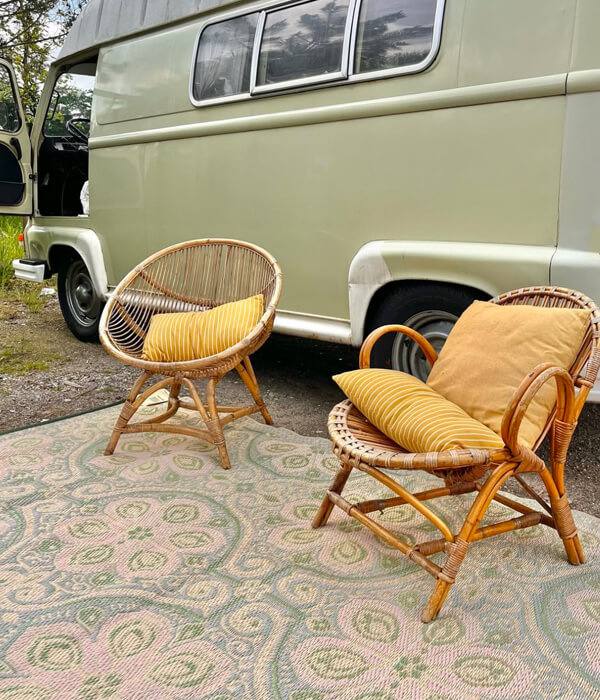 Close up kampeerkleed met camper