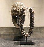 Schelpenketting op standaard