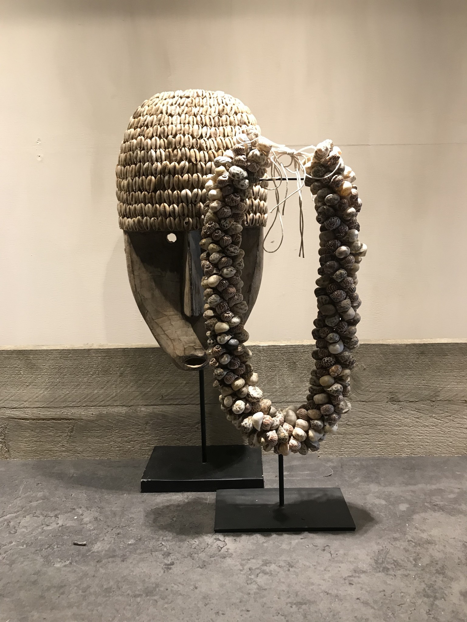 Schelpenketting op standaard