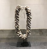 Schelpenketting op standaard