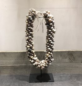 Schelpenketting op standaard grijs