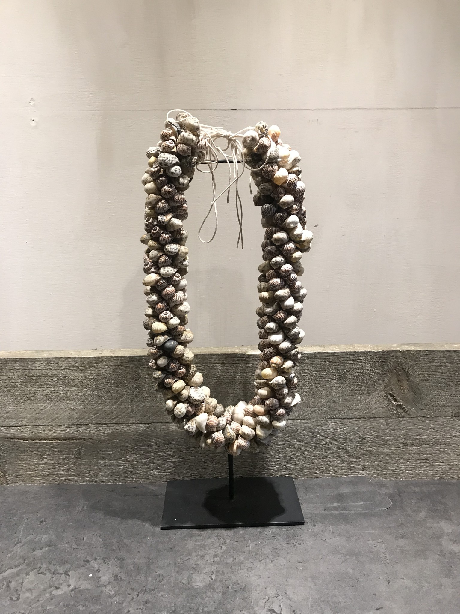 Schelpenketting op standaard