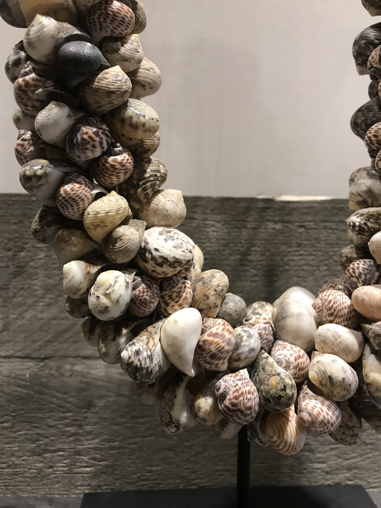 Schelpenketting op standaard