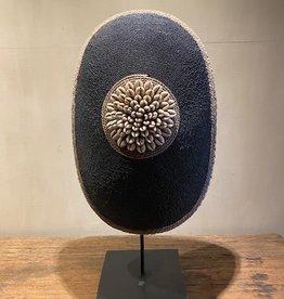 De appelgaard Schild van kralen en schelpen zwart uit kameroen