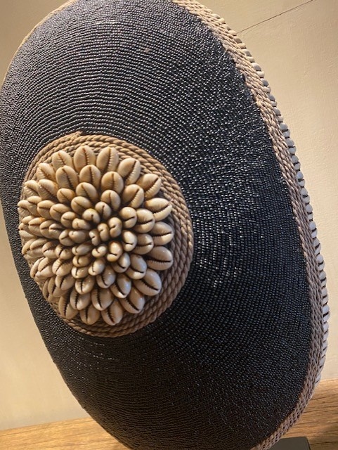 De appelgaard Schild van kralen en schelpen zwart