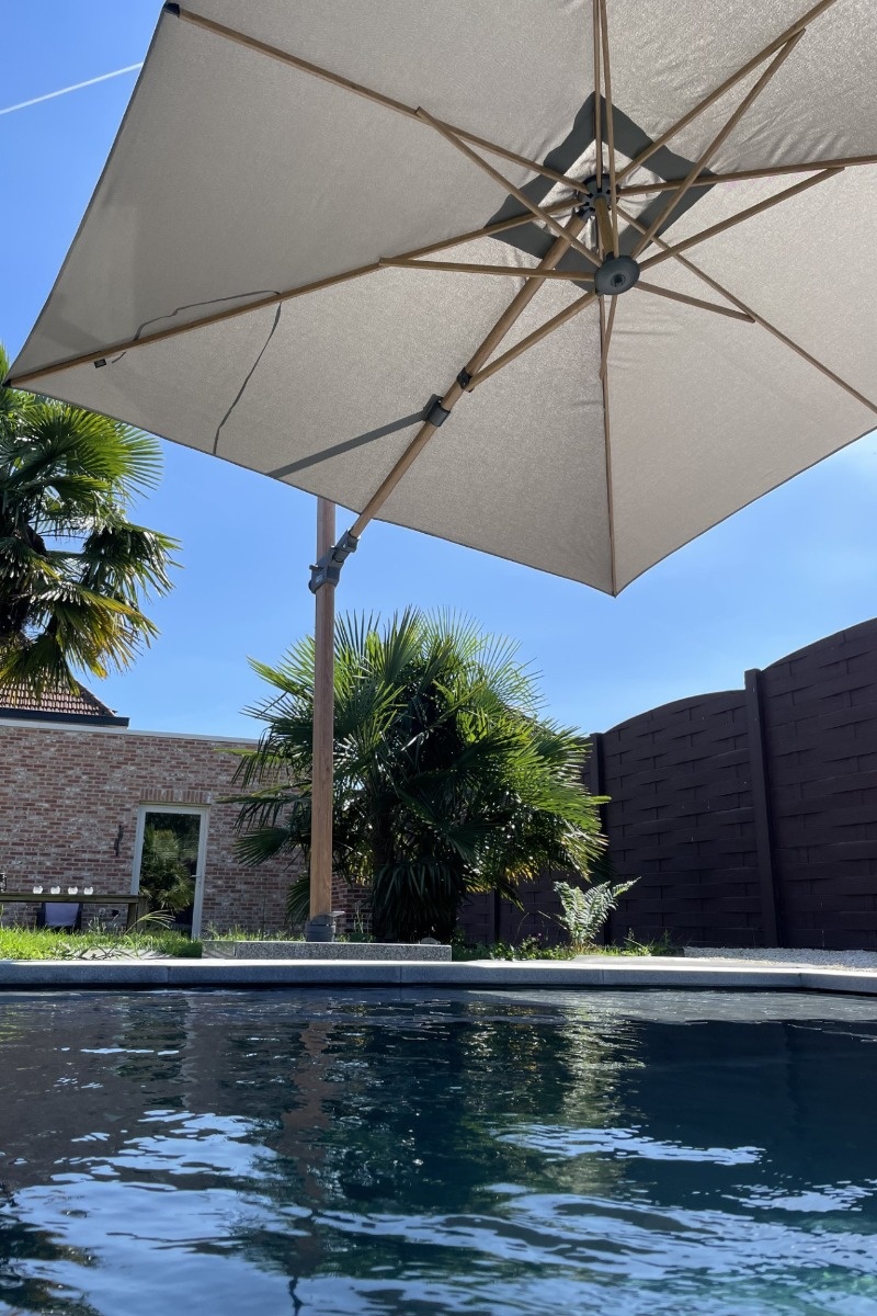 4-Seasons 4-Seasons Siesta Premium Zweefparasol 300 x 300 cm Woodlook Frame - Charcoal