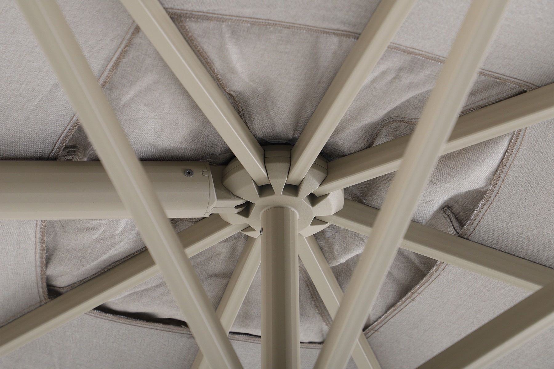 Perfect Shadow Perfect Shadow Eclipse ronde zweefparasol Ø350 cm. Ultra - Latte/Urban Taupe