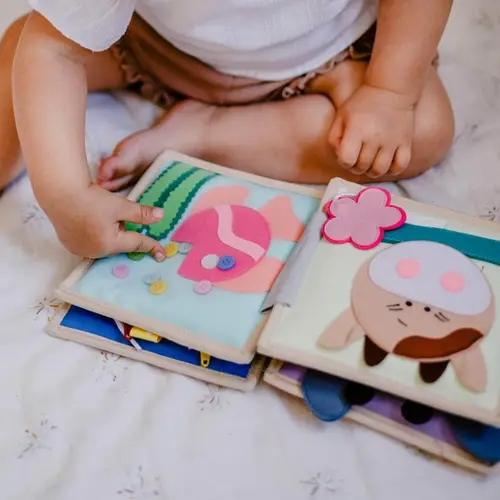 Jolly designs - Quiet Books Jolly Designs Quiet book Magic bird, magische vogel, vanaf 18 maanden Jolly designs - Quiet Books Jolly Designs Quiet book Magic bird, magische vogel, vanaf 18 maanden