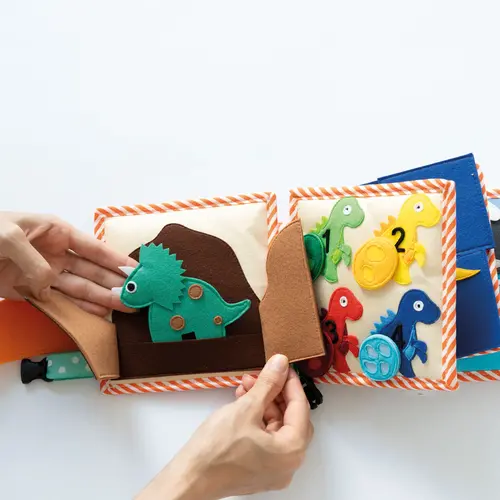 Jolly designs - Quiet Books Jolly designs Mini Quiet book Dinovriendjes vanaf 2 jaar Jolly designs - Quiet Books Jolly designs Mini Quiet book Dinovriendjes vanaf 2 jaar