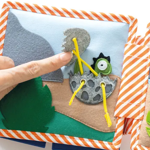 Jolly designs - Quiet Books Jolly designs Mini Quiet book Dinovriendjes vanaf 2 jaar Jolly designs - Quiet Books Jolly designs Mini Quiet book Dinovriendjes vanaf 2 jaar