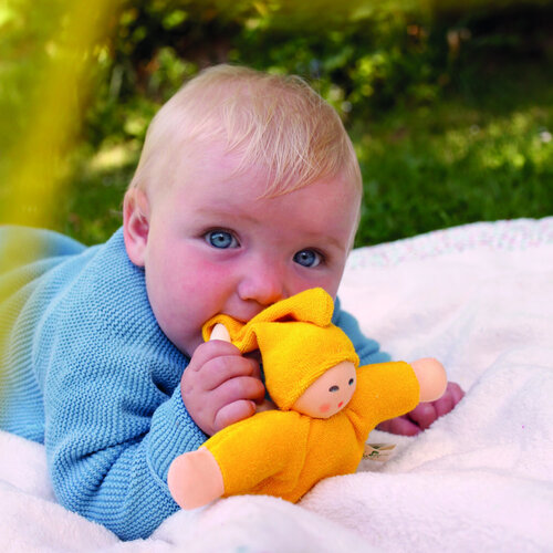 Nänchen Natur poppen Nänchen Natur Knuffelpopje Pimpel met ring geel Nänchen Natur poppen Nänchen Natur Knuffelpopje Pimpel met ring geel