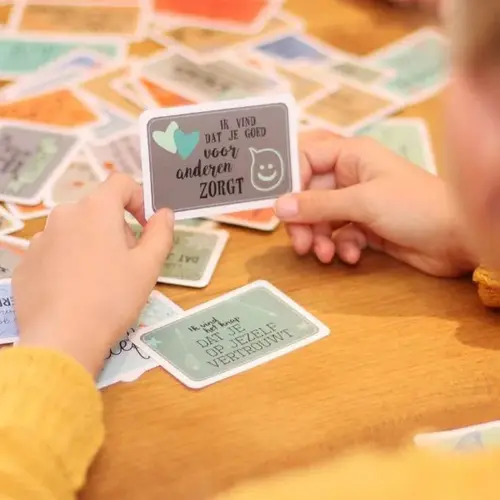 Briljant Uitgeverij - voorheen Dubbelzes Complimentenspel, een doosje vol liefde en positiviteit.