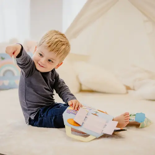 Jolly designs - Quiet Books Jolly Designs Travel Buddy poppenhuis, vanaf 18 maanden