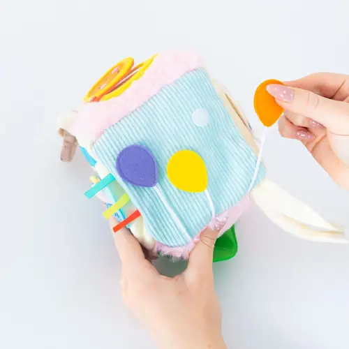 Jolly designs - Quiet Books Sensorische ontdekkubus - Calmi Mini vanaf 6 maanden Jolly designs - Quiet Books Sensorische ontdekkubus - Calmi Mini vanaf 6 maanden