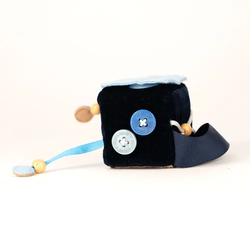 Jolly designs - Quiet Books Sensorische kubus - Blavi - the calm one vanaf 36 maanden Jolly designs - Quiet Books Sensorische kubus - Blavi - the calm one vanaf 36 maanden