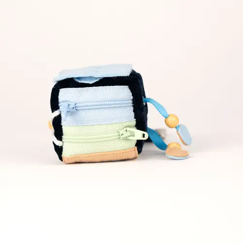 Jolly designs - Quiet Books Sensorische kubus - Blavi - the calm one vanaf 36 maanden Jolly designs - Quiet Books Sensorische kubus - Blavi - the calm one vanaf 36 maanden
