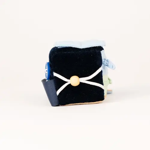 Jolly designs - Quiet Books Sensorische kubus - Blavi - the calm one vanaf 36 maanden Jolly designs - Quiet Books Sensorische kubus - Blavi - the calm one vanaf 36 maanden