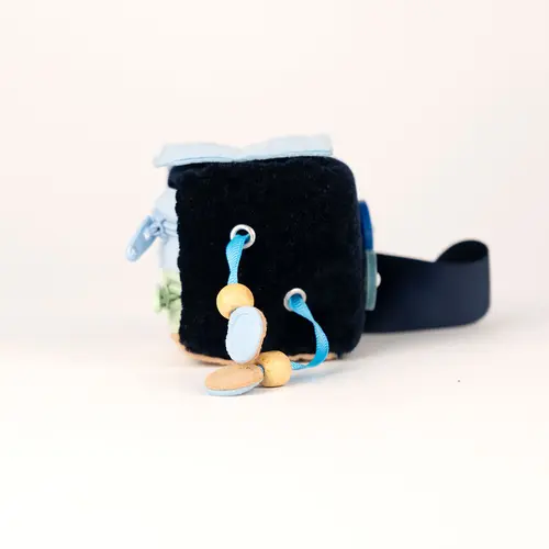 Jolly designs - Quiet Books Sensorische kubus - Blavi - the calm one vanaf 36 maanden Jolly designs - Quiet Books Sensorische kubus - Blavi - the calm one vanaf 36 maanden