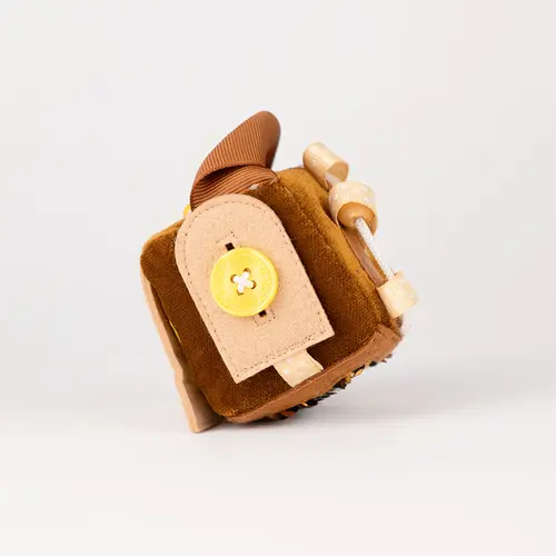 Jolly designs - Quiet Books Sensorische kubus - Yelli - the chearful one vanaf 36 maanden