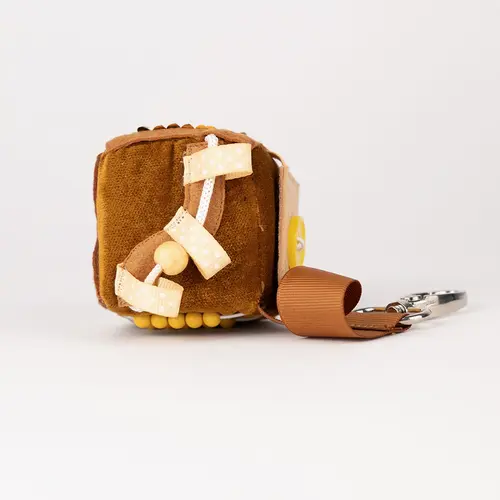 Jolly designs - Quiet Books Sensorische kubus - Yelli - the chearful one vanaf 36 maanden