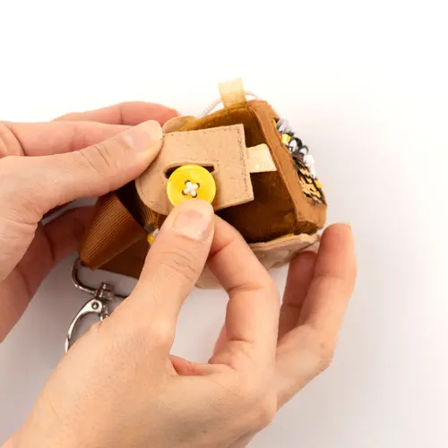 Jolly designs - Quiet Books Sensorische kubus - Yelli - the chearful one vanaf 36 maanden