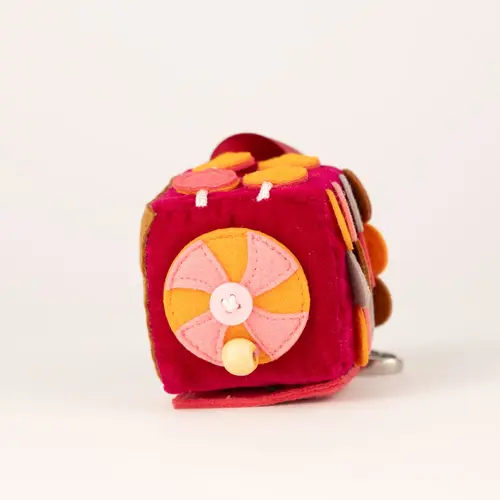 Jolly designs - Quiet Books Sensorische kubus - Ruali - the gentle one vanaf 36 maanden