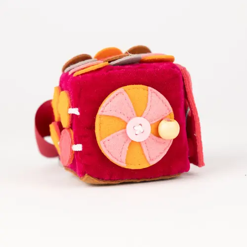 Jolly designs - Quiet Books Sensorische kubus - Ruali - the gentle one vanaf 36 maanden