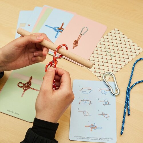 Kikkerland design Knot Game - Het knopenspel, leer 20 verschillende knopen Kikkerland design Knot Game - Het knopenspel, leer 20 verschillende knopen