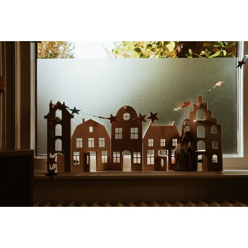 De Noest Houten straatje groot van De Noest met deurtjes en plateaus, 90 cm De Noest Houten straatje groot van De Noest met deurtjes en plateaus, 90 cm