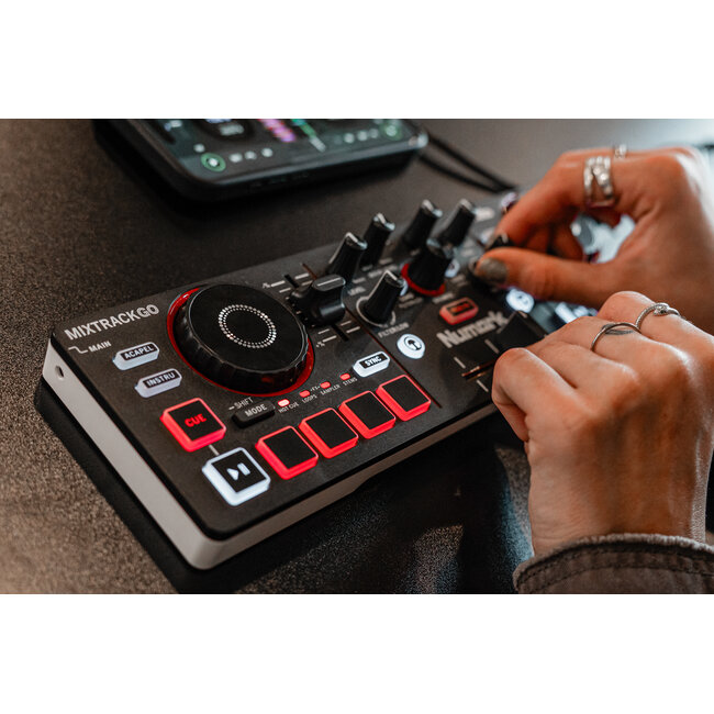 Numark MixTrack Go Ultra-Portable 2-Deck DJ Controller met Stems Control