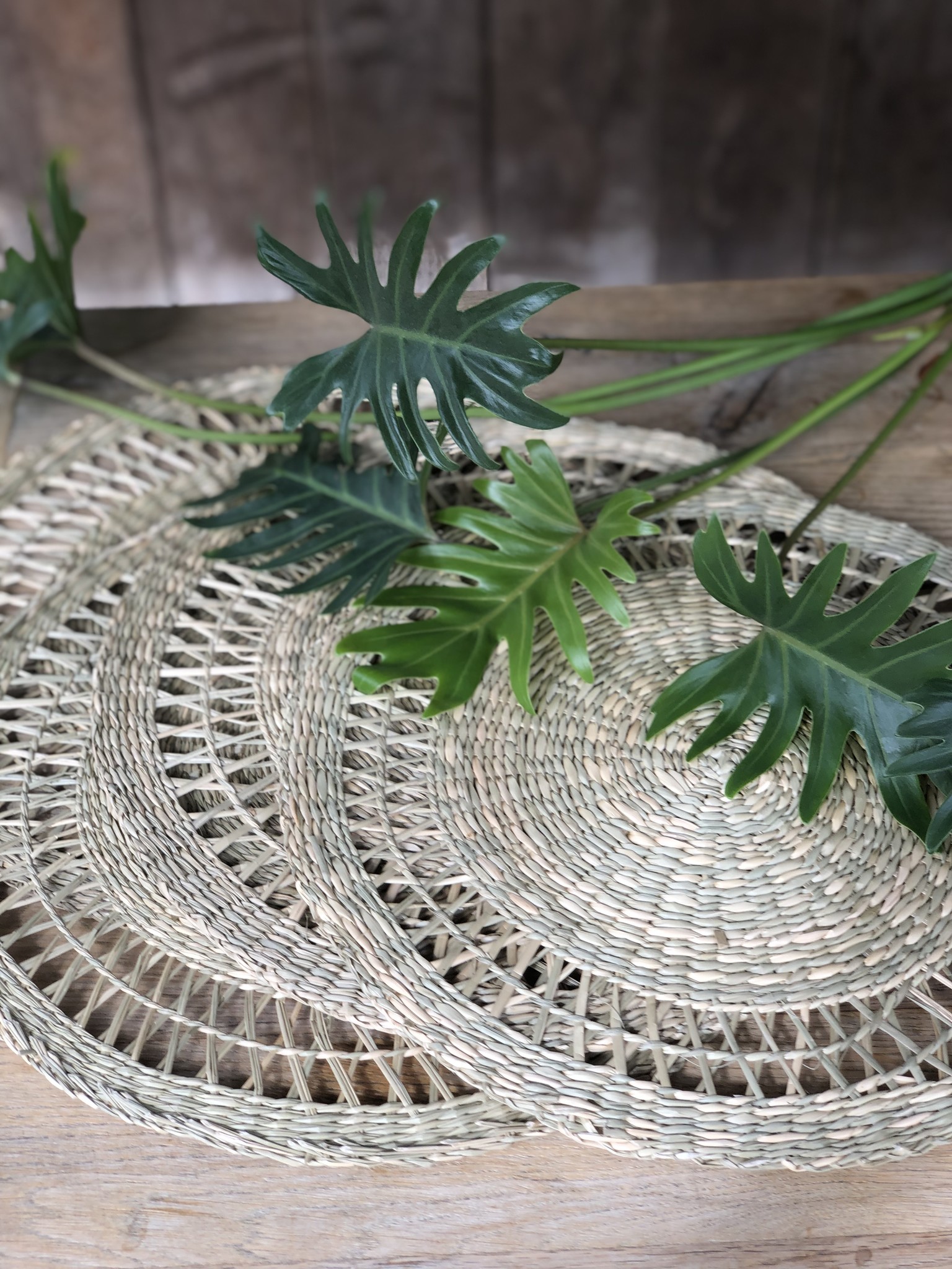 Placemat rond opengewerkt zeegras. Trendykoken